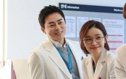 Lee Ik Jun (Jo Jung Suk) dan Chae Song Hwa (Jeon Mi Do) dalam Hospital Playlist 2. Gambar: wowkeren.com