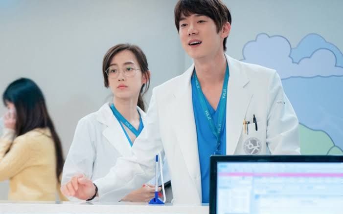 Ahn Jeong Won (Yoo Yeon Seok) dan Jeong Gyeo Ul (Shin Hyun Bin) dalam Hospital Playlist 2. Gambar: wowkeren.com