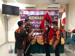 Alfan Raseva menerima bendera Pemuda Pancasila dari Ketua PW Sapma PP Sumbar. (foto dok sesmi)