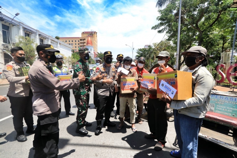 Wakapolda Jatim bagikan sembako secara on the spot di sejumlah tempat di Kota Surabaya/Dokpri