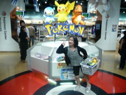 Putri Bungsu sedang berbelanja di toko Pokemon(dok pribadi)