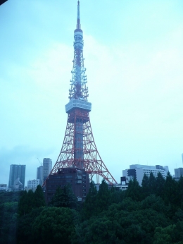 Bangunan  Tokyo Tower diambil dari jendela kamar (dok pribadi)