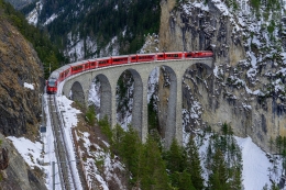 Bernina Express melewati Landwasser Viaduct. Sumber: Pixabay.com/Rahim Allam