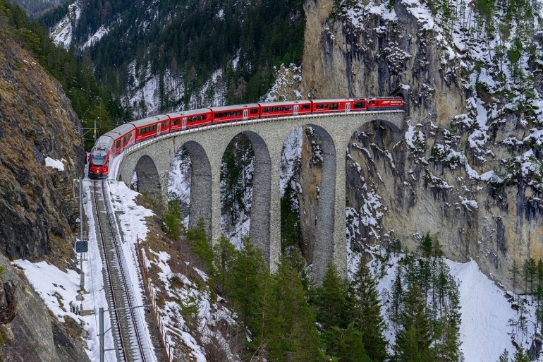 Bernina Express melewati Landwasser Viaduct. Sumber: Pixabay.com/Rahim Allam