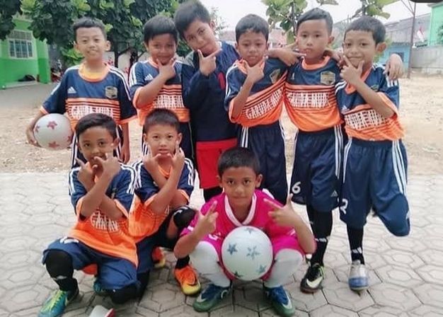 Raka bersama Tim Futsal SDT Al-Farabi, Depok (Foto dokumen pribadi Bapak Hamdani)