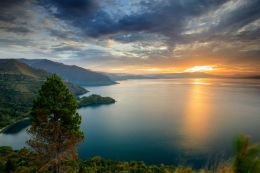 Danau Toba (Sumber: https://blog.tiket.com/fakta-keindahan-danau-toba/)