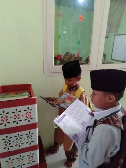 Anak-anak sedang membaca buku cerita (Dokpri)