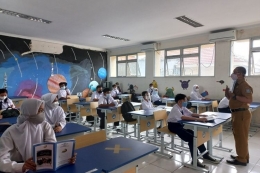 Sejumlah siswa SMP Negeri 8 Tangerang Selatan mengikuti pembelajaran tatap muka (PTM) terbatas di dalam kelas, Senin (6/9/2021).(KOMPAS.com/ Tria Sutrisna)