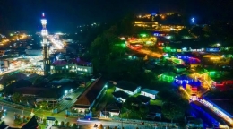 Keindahan Kota Parapat di malam hari dengan kampung warna-warni cahaya lampu | ilustrasi : dream.co.id