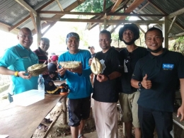 Pak Bambang cs, GM Hotel Kyriad Muraya, mengunjungi desa Genteut, Lhoong menikmati durian  