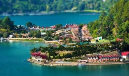 Dalam Wikipedia Parapat adalah kelurahan indah yang terhubung ke Danau Toba | gambar : tripelaketoba.com