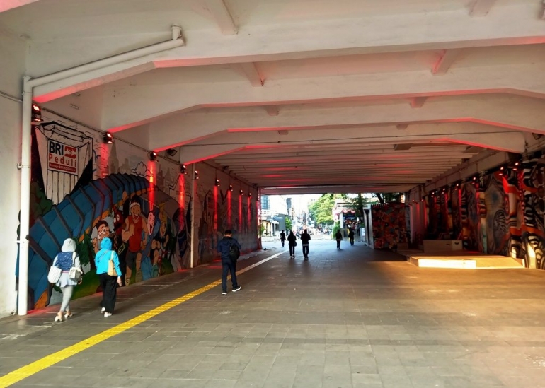 Area terowongan Kendal yang menghubungkan Stasiun MRT Dukuh Atas ke Stasiun KRL Sudirman, selalu diwarnai para pejalan kaki (foto by widikurniawan)