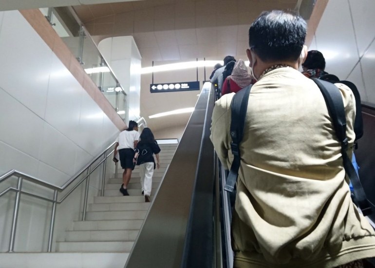 Pilih tangga biasa atau eskalator? (foto by widikurniawan)
