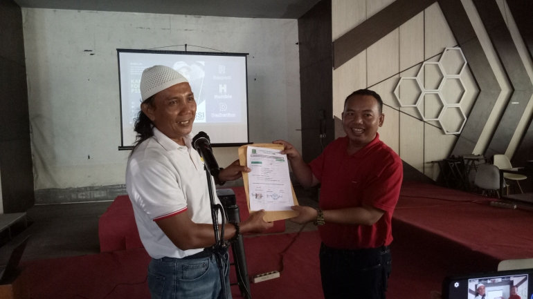 Penyerahan Surat Dukungan dari Club Cirebon FC kepada RHD (Dokpri)