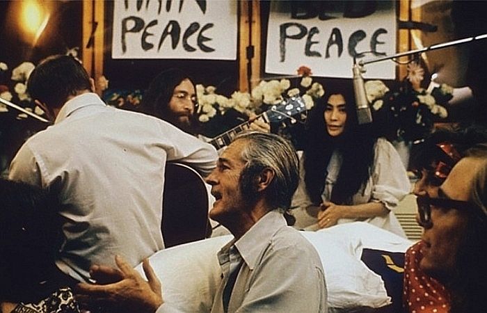 Lennon menyanyikan lagu Give Peace a Chance. Sumber: Roy Kerwood / wikimedia