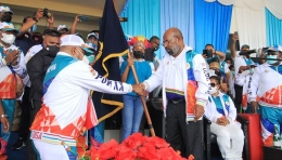 Gubernur Papua Lukas Enembe (kanan) foto humas pbpon 