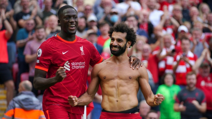 Mohamed Salah dan debutan Ibrahima Konate merayakah gol kemenangan Liverpool 3-0 atas Crystal Palace (Foto  Skysports) 