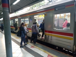 Para pengguna transportasi umum KRL Commuterline (foto by widikurniawan)