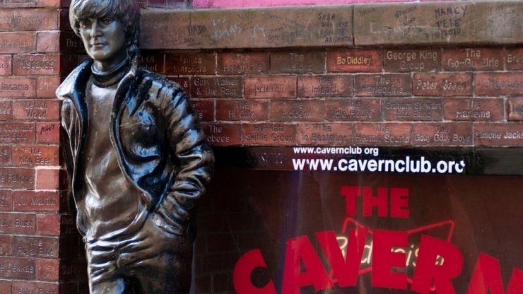 Patung Lennon di depan Cavern Club-Liverpool. Sumber: Getty / www.bbc.com
