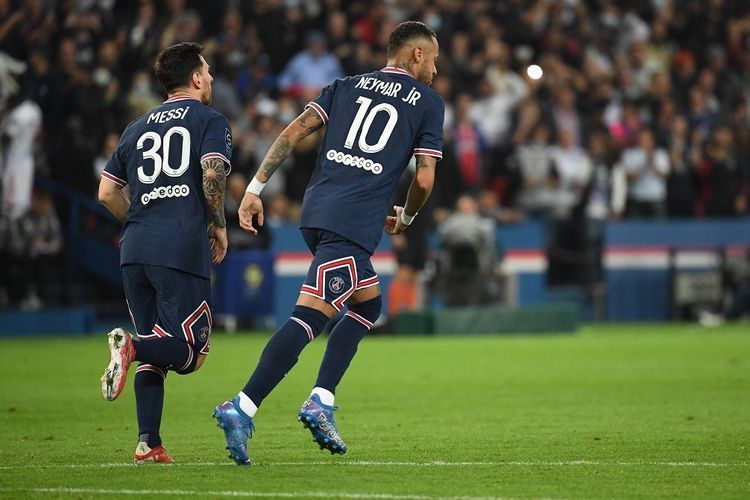 Bintang Paris Saint-Germain, Lionel Messi dan Neymar, merayakan gol ke gawang Olympique Lyon, pada laga lanjutan pekan keenam Liga Perancis di Stadion Parc des Princes, Senin (20/9/2021) dini hari WIB.(AGP/ALAIN JOCARD dipublikasikan kompas.com)