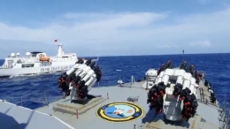 Kapal Perang TNI menghadang kapal penjaga pantai Republik Rakyat China (Gambar:CNBC Indonesia)