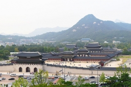 ww.en.wikipedia.com/Peta Istana Gyeongbokgung dengan latar belakang Gunung Bugak, salah satu gunung yang mengelilingi kota Seoul 