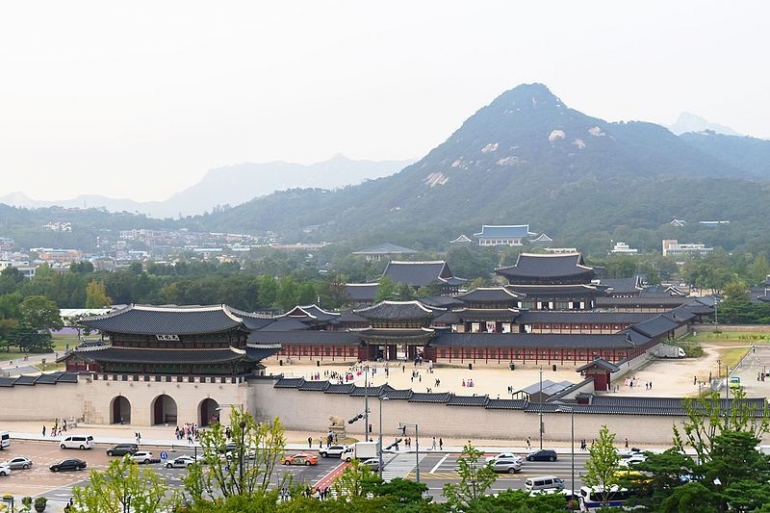 ww.en.wikipedia.com/Peta Istana Gyeongbokgung dengan latar belakang Gunung Bugak, salah satu gunung yang mengelilingi kota Seoul 