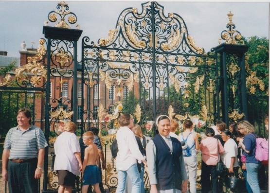 Di  depan  Gerbang  Kensington  Palace ( dokpri )