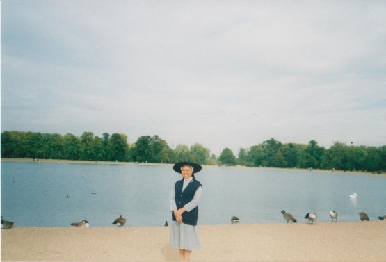 dengan  latar  belakang  danau  di Kensington Palace (dokpri)