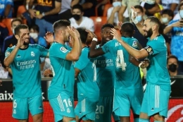 Vinicius Jr,Karim Benzema dan para pemain Real Madrid lainnya merayakan gol kemenangan di stadion Mestalla.Foto :Jose Jordan /AFP via medcom.id