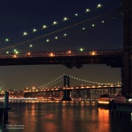 Jembatan Brooklyn dan Jembatan Manhattan di waktu malam. Sumber: dokumentasi pribadi
