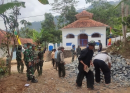 Kegiatan TNI dan warga memecah batu untuk pengerasan jalan/dokpri