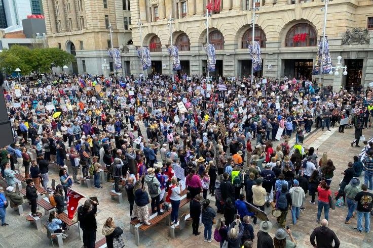 gambar : Protesters gathering at Perth’s Forrest Place on Saturday. CREDIT:KELLY HAYWOOD/NINE NEWS PERTH 