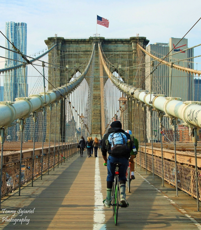 Pesepeda di antara kabel baja dan di depan menara jembatan. Sumber: dokumentasi pribadi