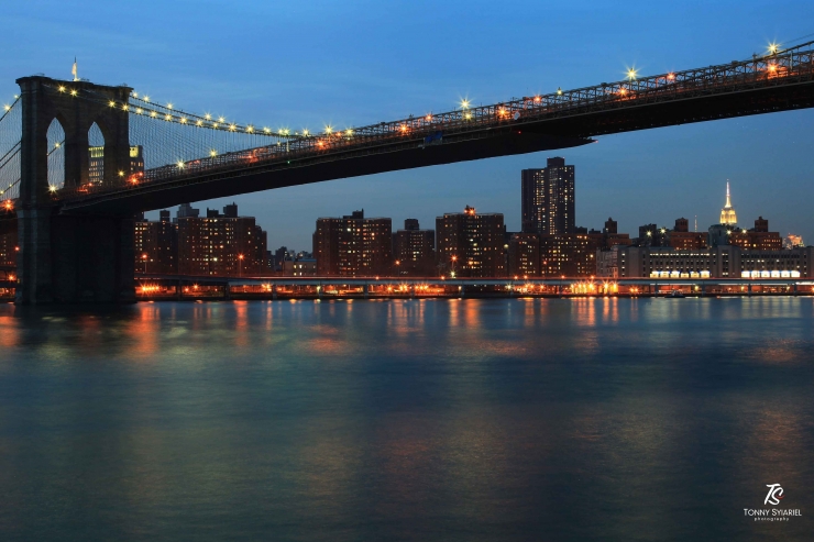 Jembatan Brooklyn menjelang malam. Difoto dari arah Brooklyn Heights Promenade. Sumber: dokumentasi pribadi