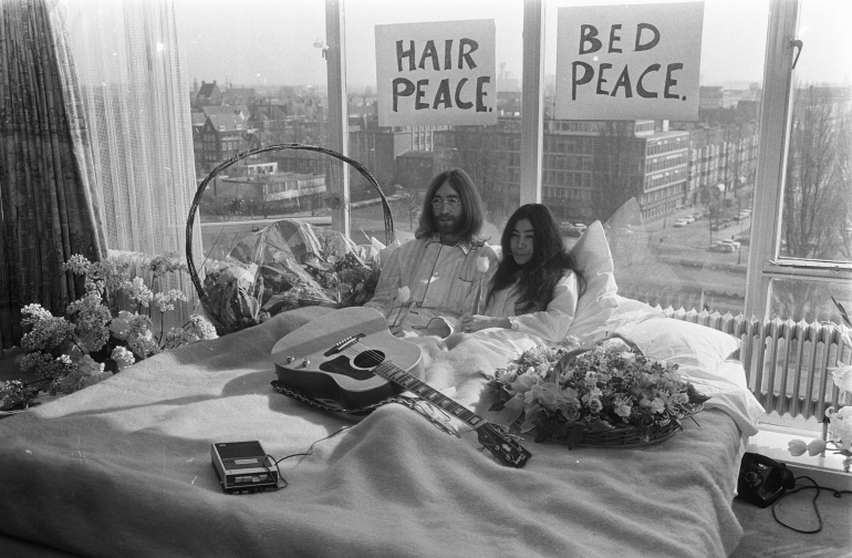 Bed-ins-for-Peace di Hilton Hotel Amsterdam. Sumber: Eric Koch / Anefo / wikimedia
