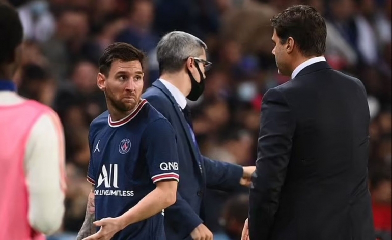 Lionel Messi menunjukkan ekpresi tak senang dengan keputusan Mauricio Pochettino yang menariknya keluar: Dailymail.co.uk