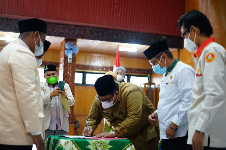Padang Pariaman Suhatri Bur menandatangani kesepakan dengan Pemuda Muhammadiyah daerah itu. (foto dok humas setdakab padang pariaman)