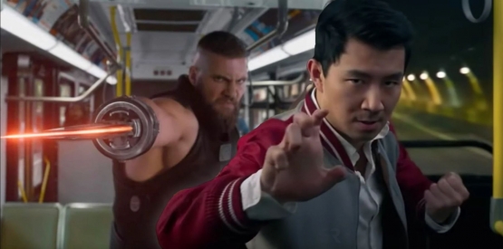 Shang-Chi saat bertarung di dalam bus. Sumber : Screenrant