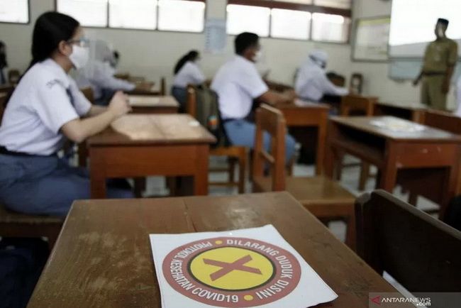 Pembelajaran Tatap Muka (PTM) dengan tetap menerapkan protokol kesehatan (Foto: ANTARA/Maulana Surya)