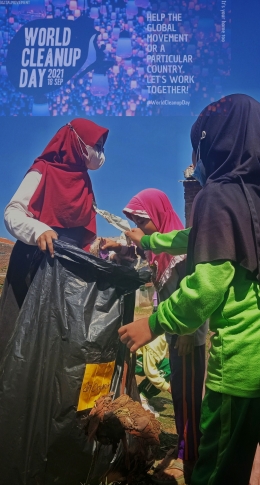 Aksi world clean up day di desa banjir bersama anak sekolah dasar (Muhamad Taufik Ibrahim) 