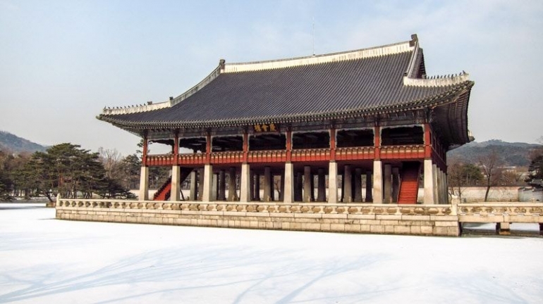   www.thesoulguide.com/Tampak keseluruhan dari Pavilion Gyeonghoeru dengan detailnya, dari sisi daratannya