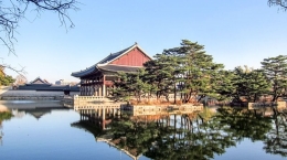 www.theseoulguide.com/Keberadaan Pavilion Gyeonghoeru, dari sisi danau dan sebelah kanan dari sisi dataran istana