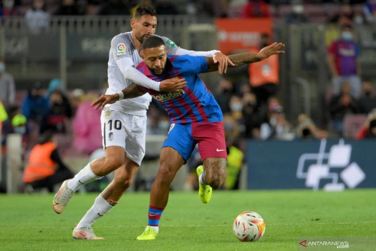 Penyerang Barcelona, Memphis Depay saat melawan Granada di Liga Spanyol  (21/9/2021). ANTARA/AFP/LLUIS GENE 