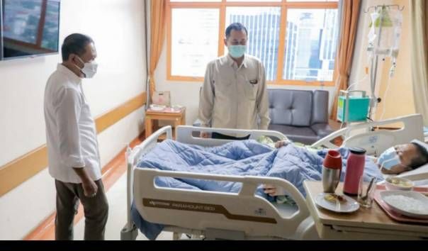 Menpora Zainudin Amali menjenguk Verawaty Fajrin di Rumah Sakit Kanker Dharmais: ANTARA/HO-Kemenpora  via Kompas.tv
