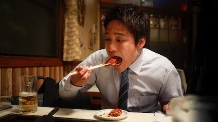 Kenta awalnya takut mencicipi masakan pedas tapi ia belajar mengalahkannya (sumber gambar: Netflix)