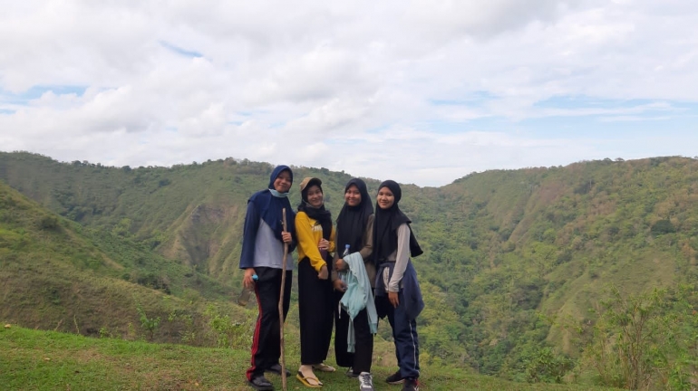 Pemandangan gunung yang kami lalui di perjalanan.(Kiri ke kanan) Alfina, Vera, Khadijah, Anggun/Dokpri