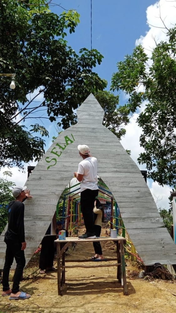 Kegiatan Melukis di Terowongan Wisata Gunung Lonceng Oleh Mahasiswa Dok. Pribadi