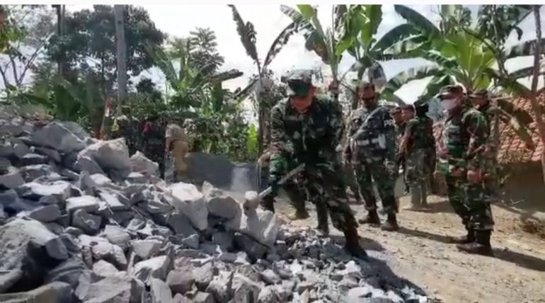 Danrem 062/TN Kolonel Infanteri M.Muchidin mencoba mecah batu dengan martil besar/dokpri