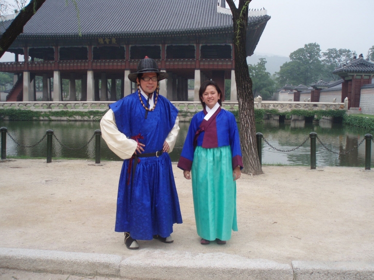 Aku dan Xavier dengan Hanbok di Istana Gyeongbokgung/dokumen pribadi